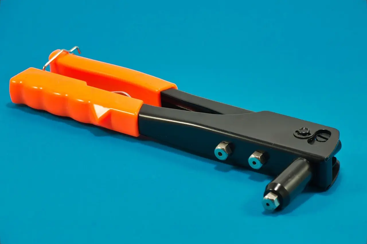 Værktøj med orange håndtag